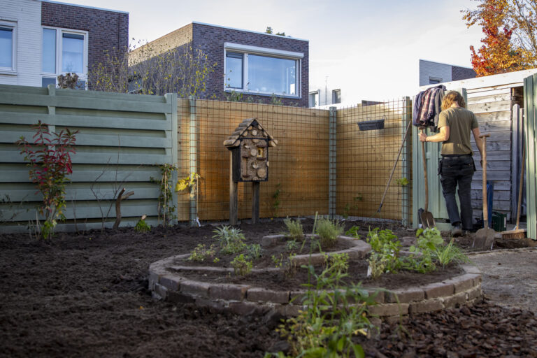 Eetbare en natuurlijke tuin met kruidencirkel en insectenhotel in Zwolle