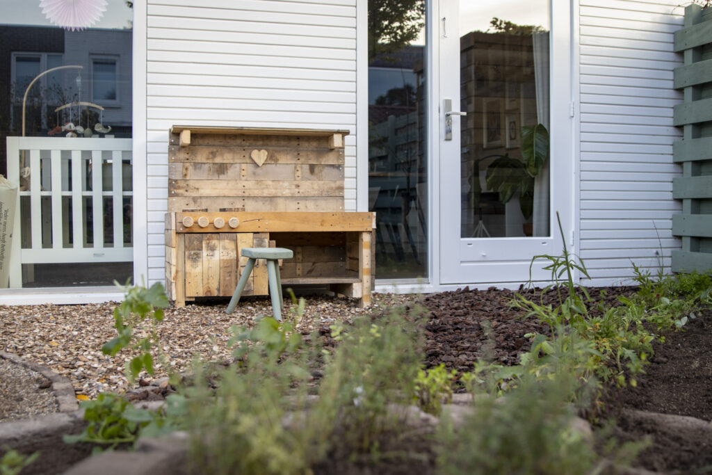 Eetbare en natuurlijke tuin met kruidencirkel en insectenhotel in Zwolle
