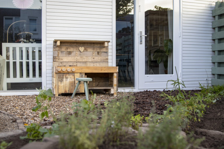 Eetbare en natuurlijke tuin met kruidencirkel en insectenhotel in Zwolle