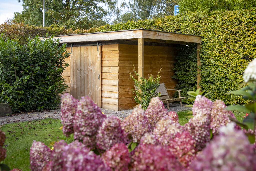 biodiverse tuinaanleg met overkapping en eetbare planten