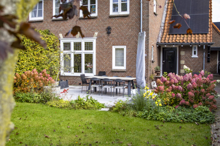 biodiverse tuinaanleg met overkapping en eetbare planten