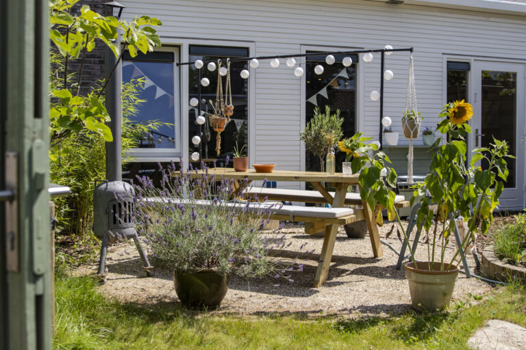 Eetbare tuin met kas en houten groentebakken in Zwolle