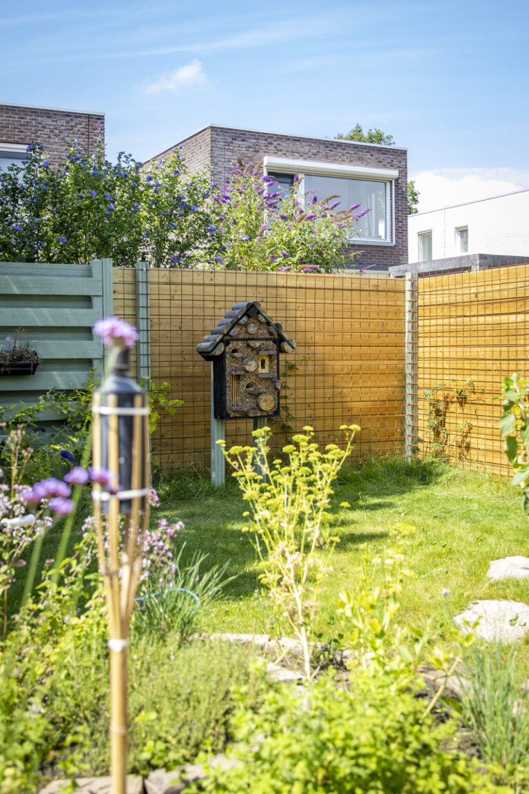 Tuinaanleg eetbare eco-tuin met insectenhotel