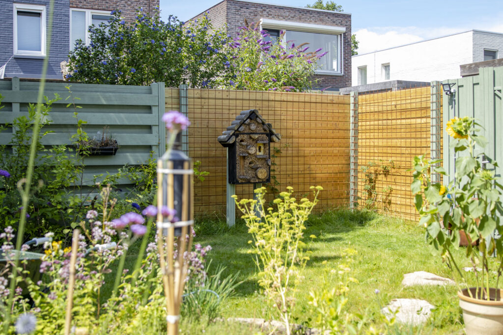 Eetbare ecologische en natuurlijke tuin met kruidencirkel en insectenhotel in Zwolle 2025