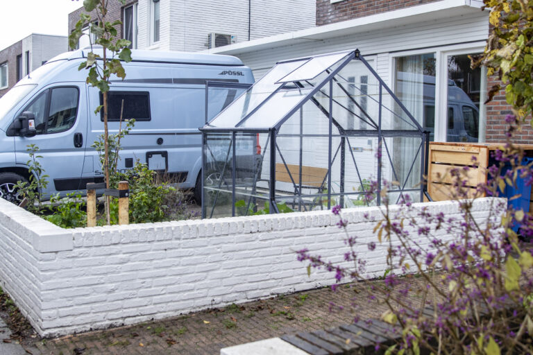 Eetbare voortuin met kas en houten groentebakken in Zwolle